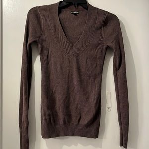 Like new express v neck with ribbing detail on sides, bottom and arms